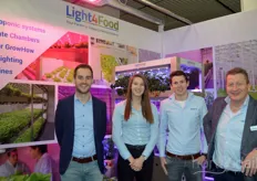 Ronald Thijssen (Maurice Kassenbouw), Lizan Verbong, Niels Jacobs and Renvan Haeff (Light4Food) traditionally worked together at the fair. Light4Food has had its own machine division since 2018, with which it has developed fully mechanised growing systems.  https://www.hortidaily.com/article/9186686/light4food-has-everything-in-order-with-mechanized-cultivation-system/ 